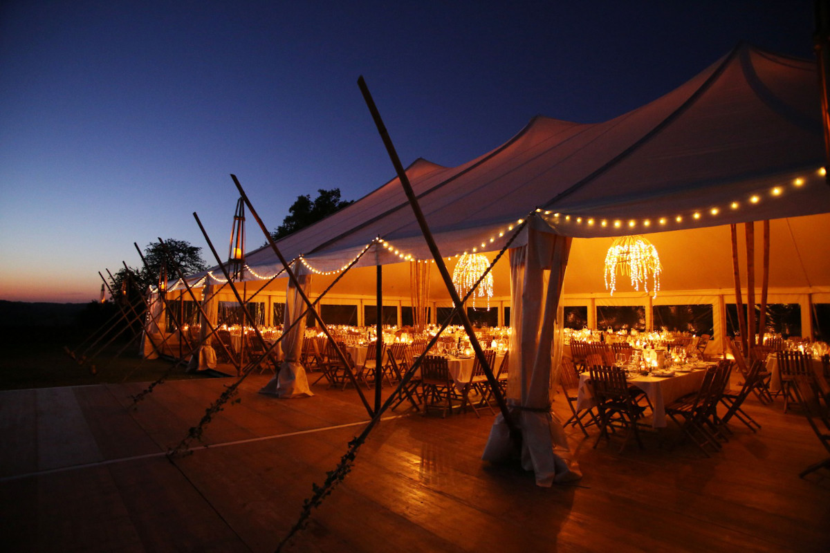 une tente luxueuse pendant un dîner à l'occasion d'un mariage