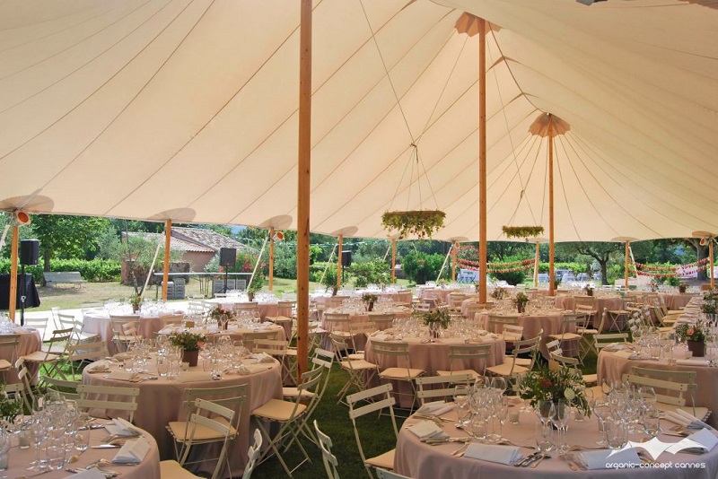 Une tente châpiteau pendant une récéption